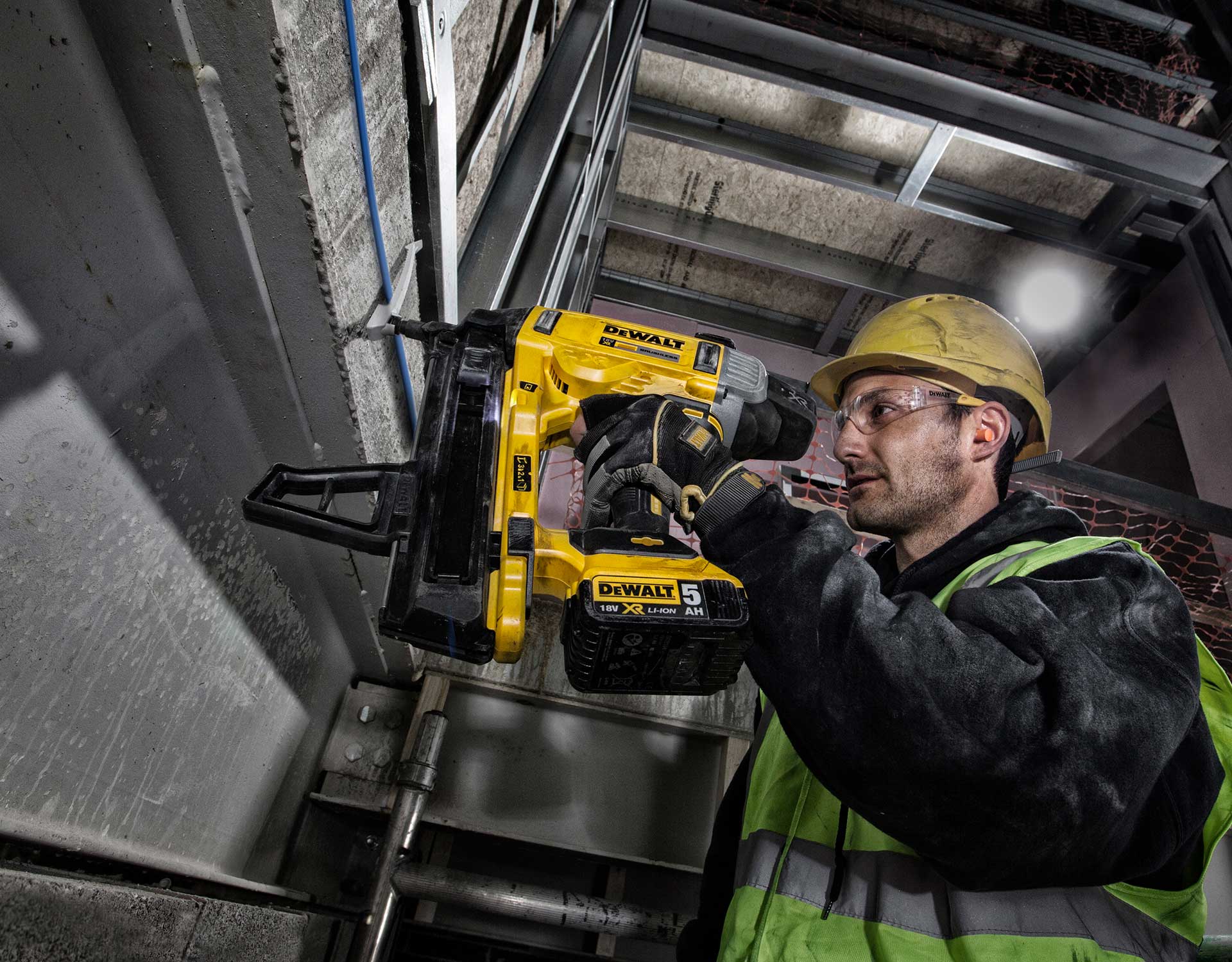 Dewalt betonsømpistol i brug