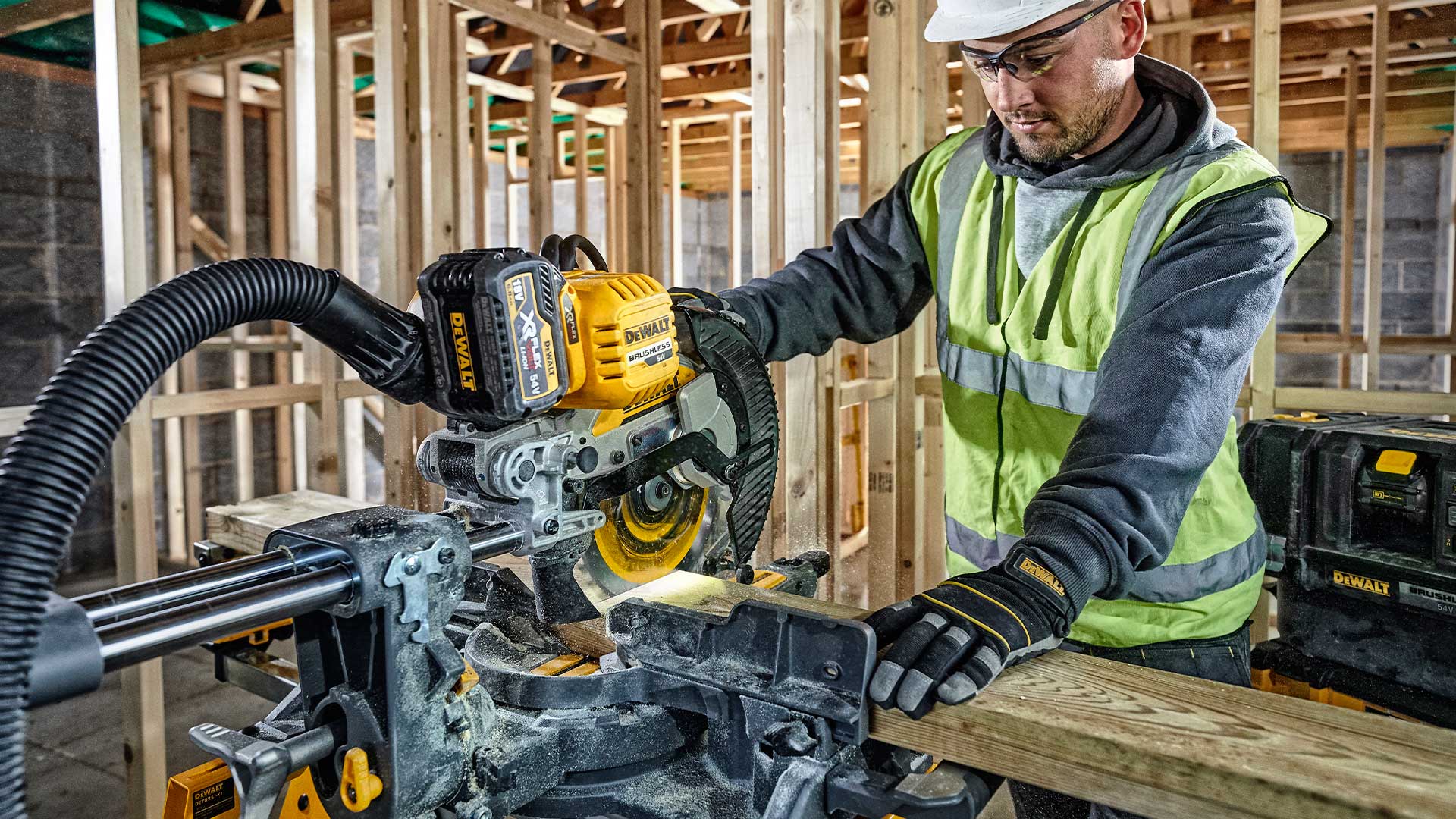 Dewalt DCS727 i brug på byggeplads