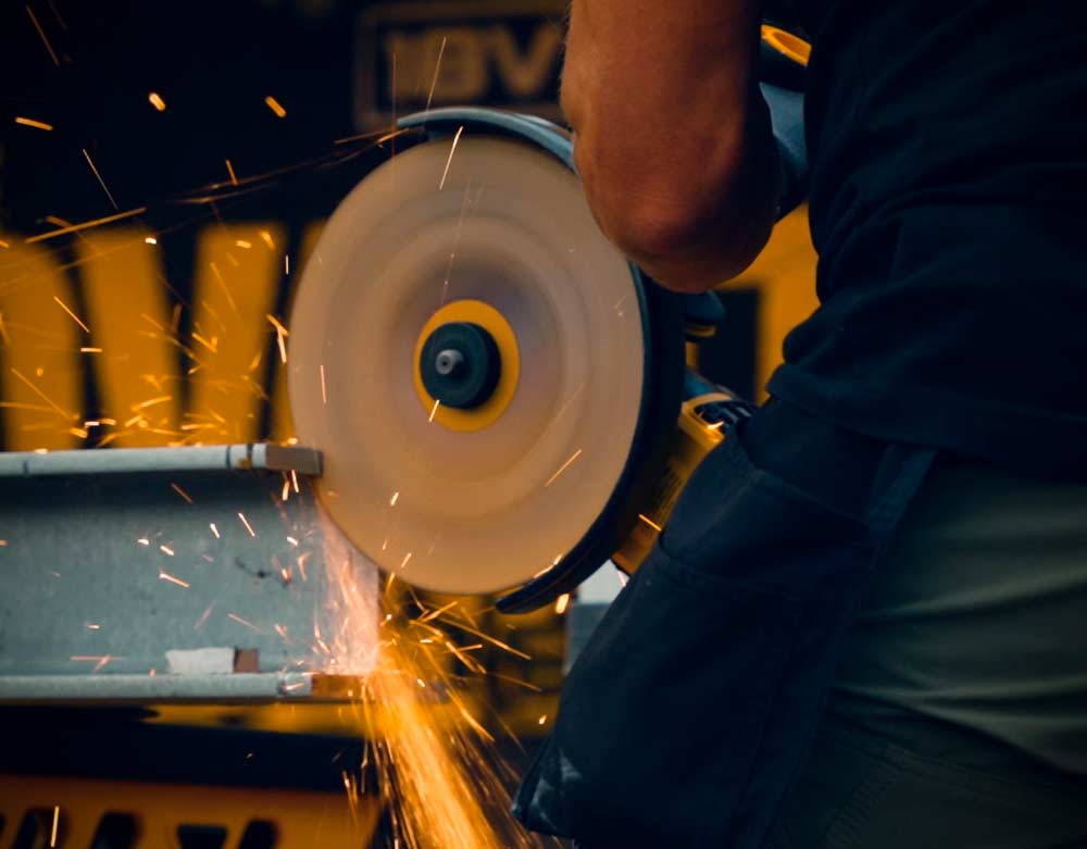 Gnister fra DeWALT vinkelsliber i test