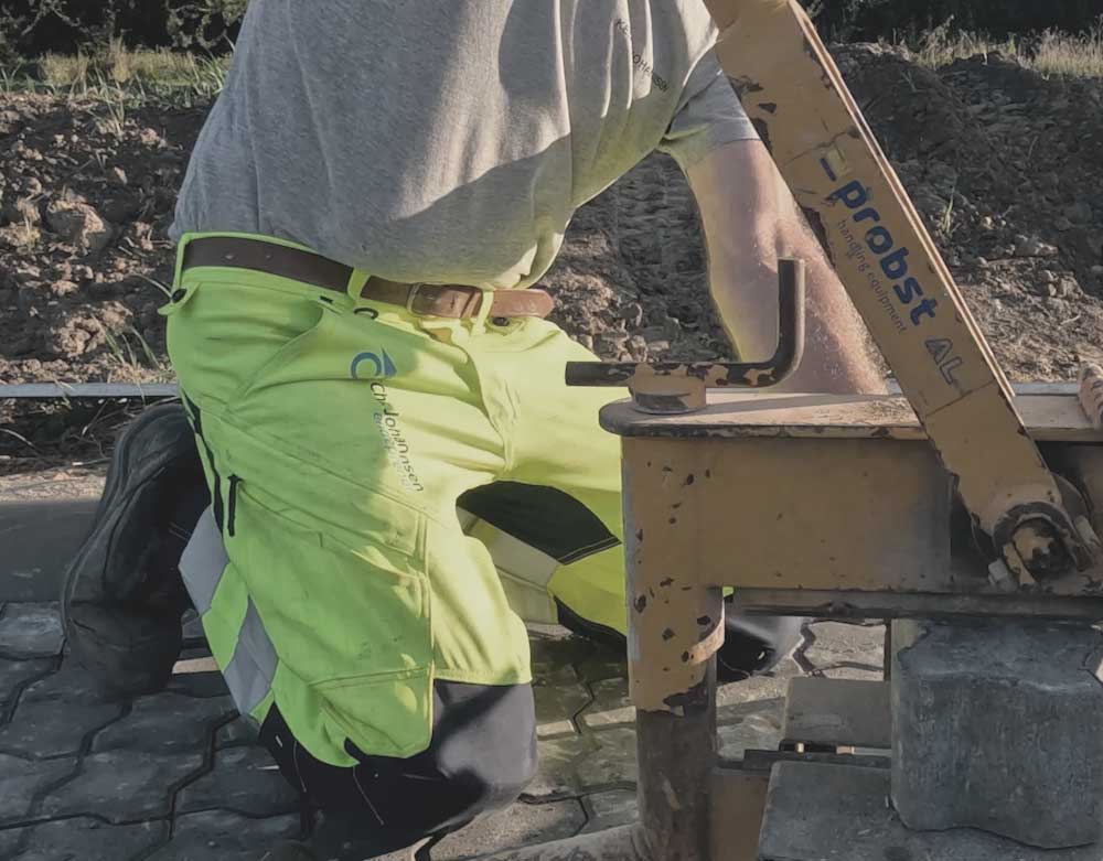 Knæpuder mod underlag af sten