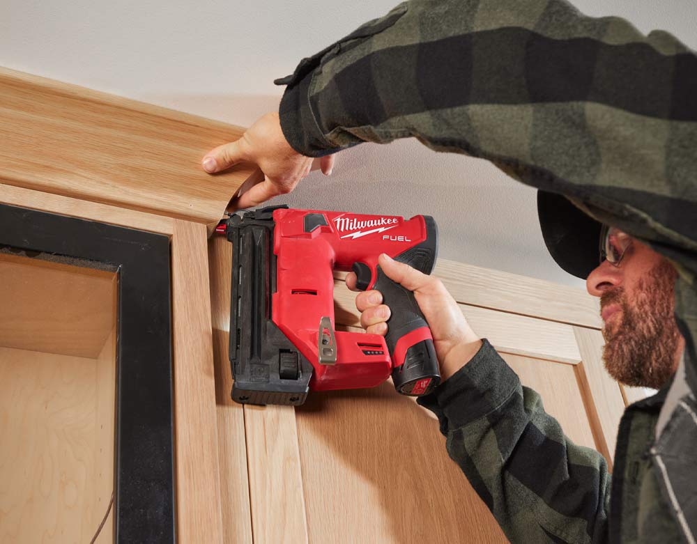 Milwaukee stiftepistol til møbelmontering