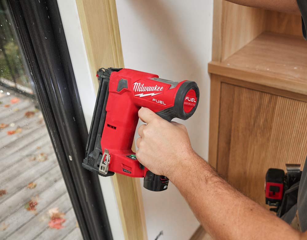 Milwaukee stiftepistol til montering af karm