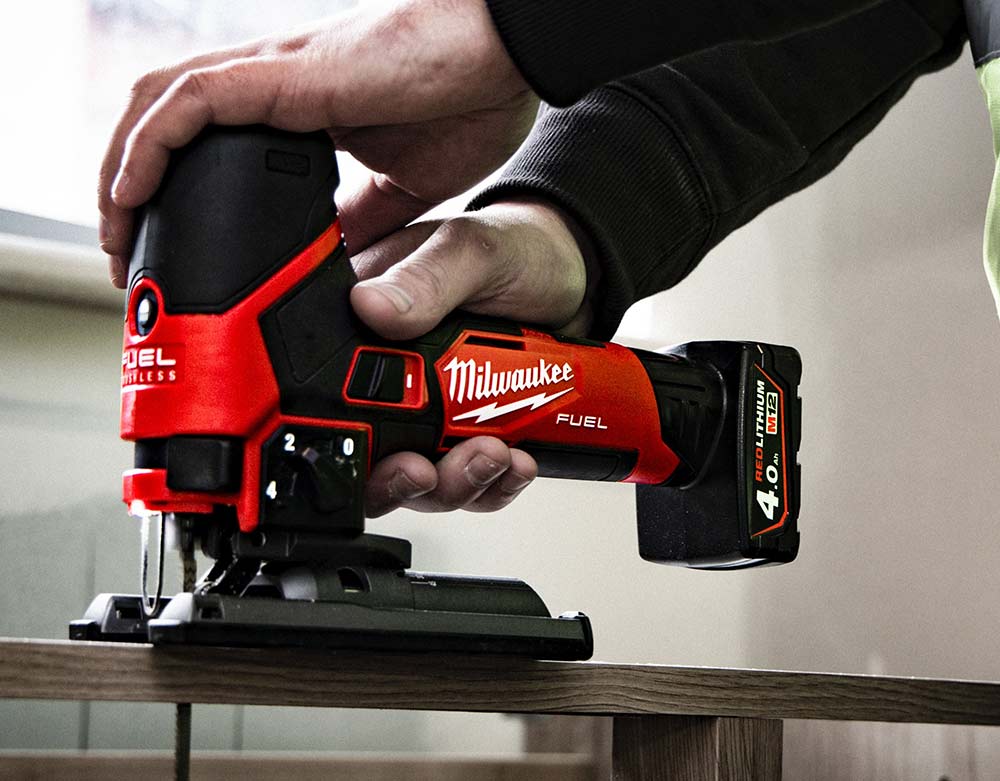 Milwaukee M12 stiksav closeup
