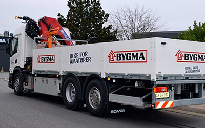 Bygma lastbil med byggematerialer