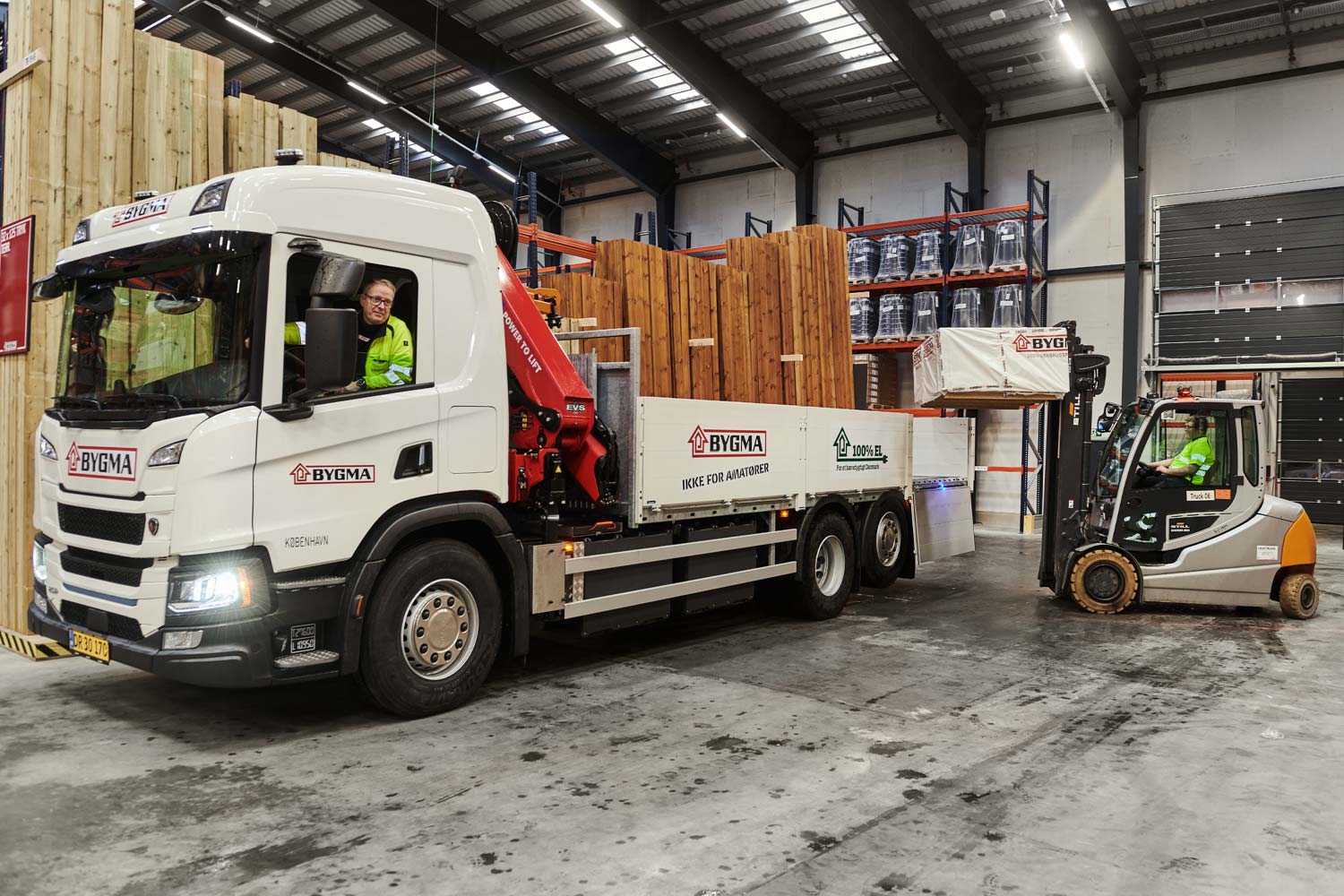 Levering af byggematerialer med lastbil fra Bygma