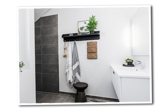 Flot åbent og lyst badeværelse