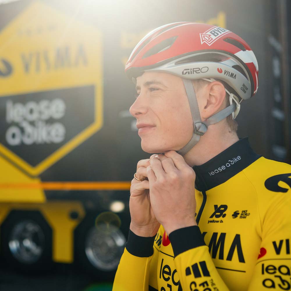 Jonas Vingegaard foran Visma Lease a Bike holdbus