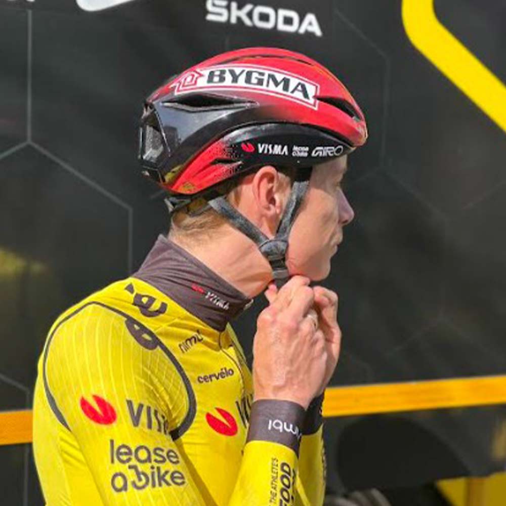 Jonas Vingegaard tager Bygma cykelhjelm p&aring;